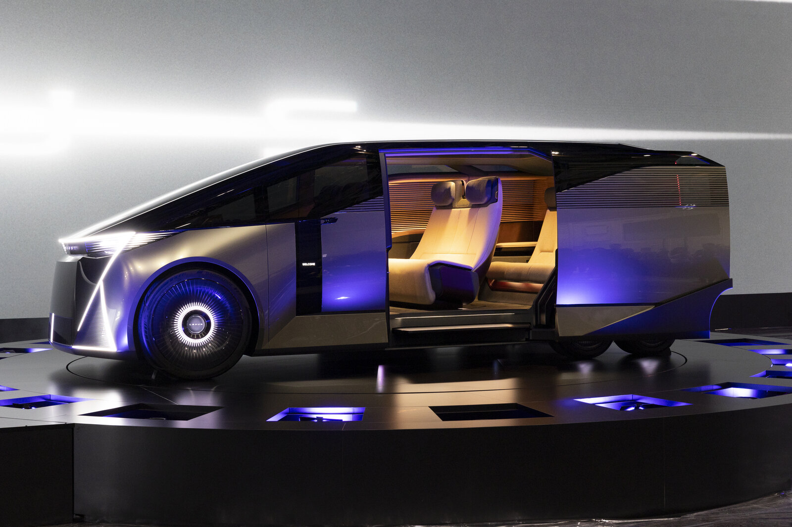 Футуристический Lexus LS концепт на Japan Mobility Show