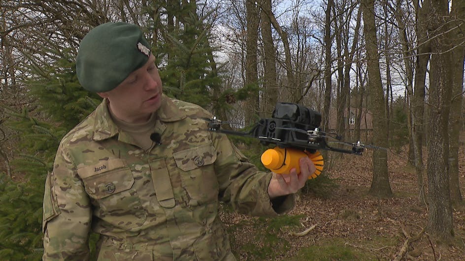 Soldats danois avec des drones