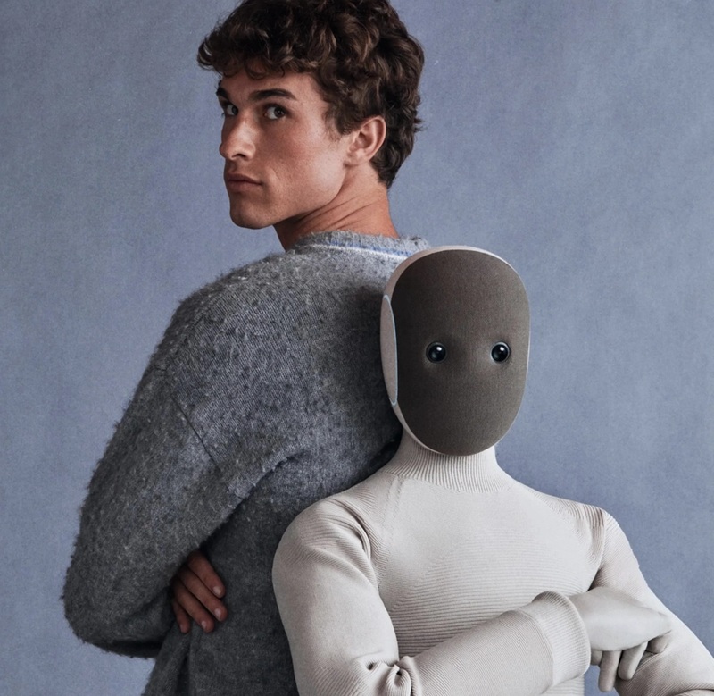 NEO Home Robot в полный рост