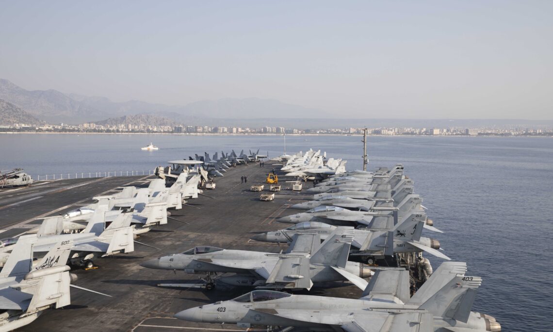 La marine américaine a envoyé en Turquie le plus grand porte-avions du monde, l'USS Gerald R. Ford, d'une valeur de plus de 13 milliards de dollars.