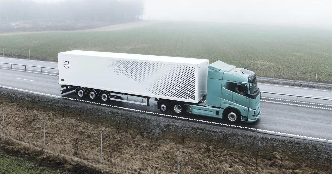 Сільський пейзаж з електричним тягачем Volvo FH Aero Electric