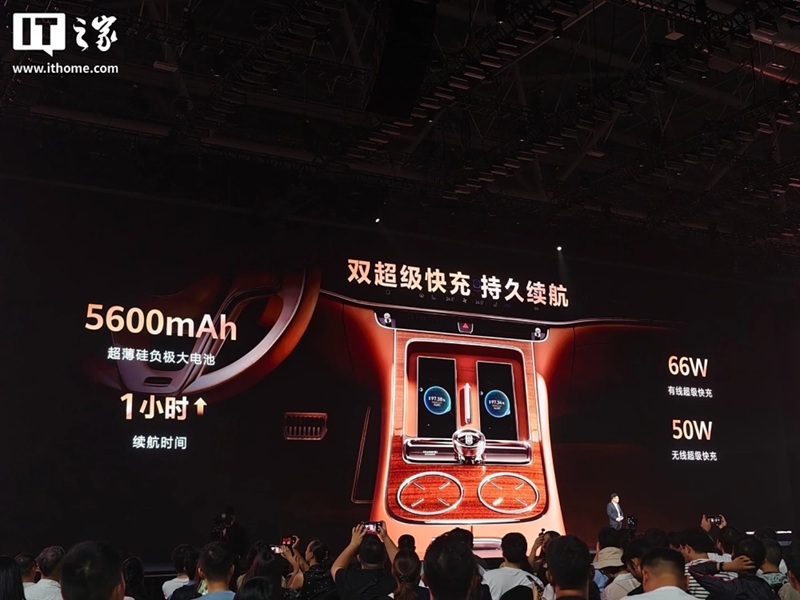 Huawei Mate XTs у розкладеному вигляді