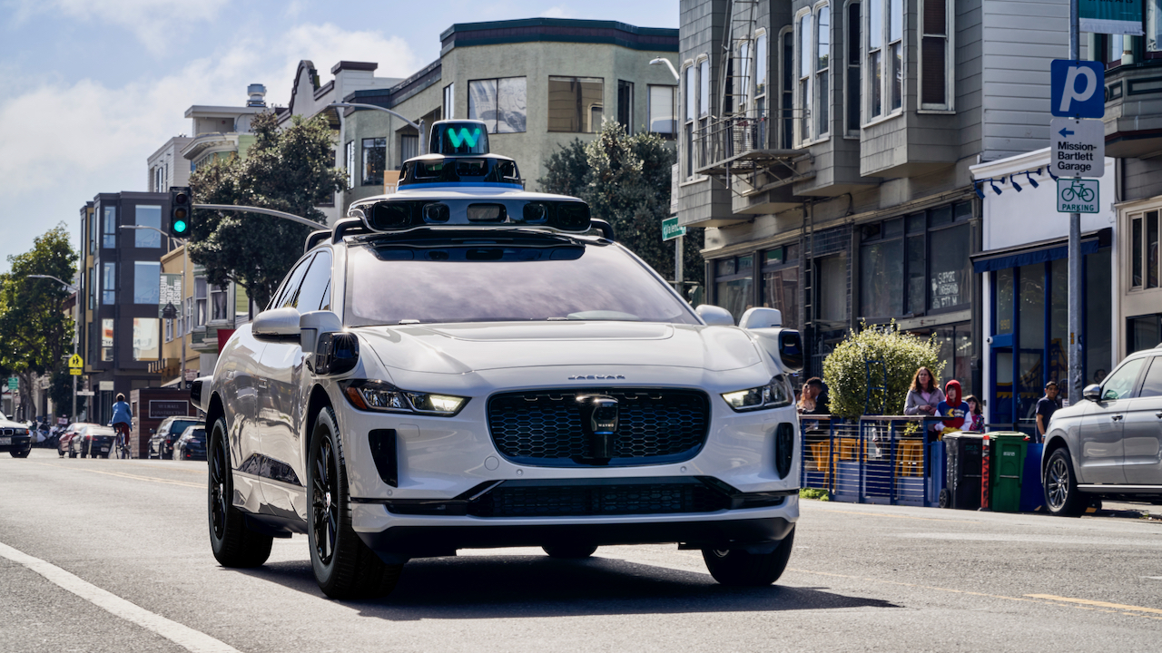 Le robotaxi de Waymo s'est engagé sur la voie en sens inverse en tentant d'éviter un groupe de monocyclistes