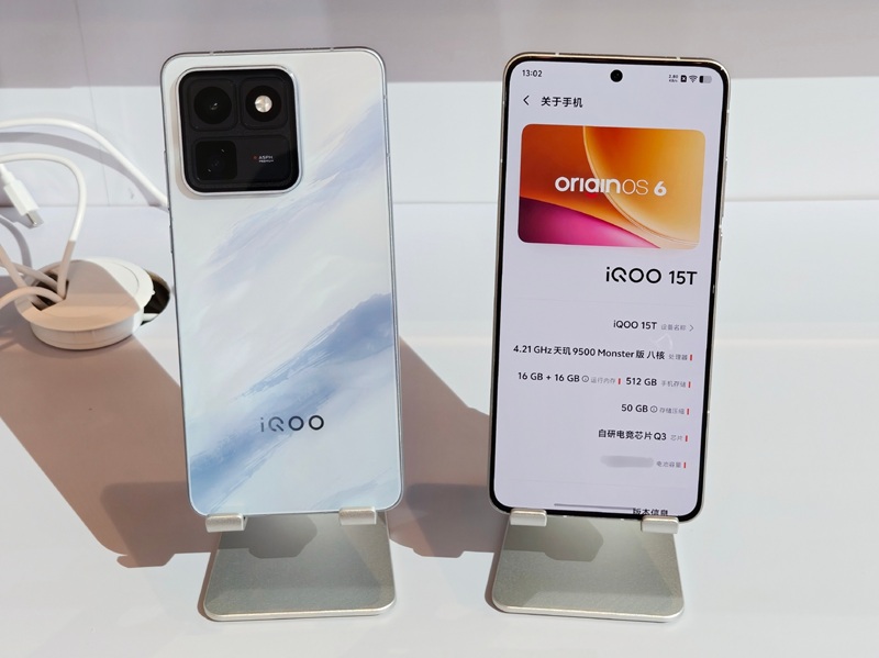 Жива фотографія iQOO 15T 1