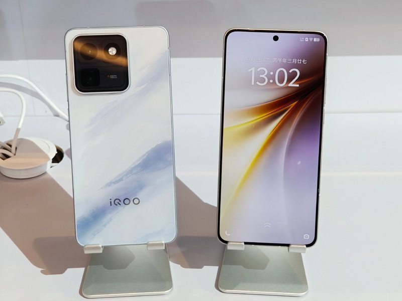 Жива фотографія iQOO 15T 2