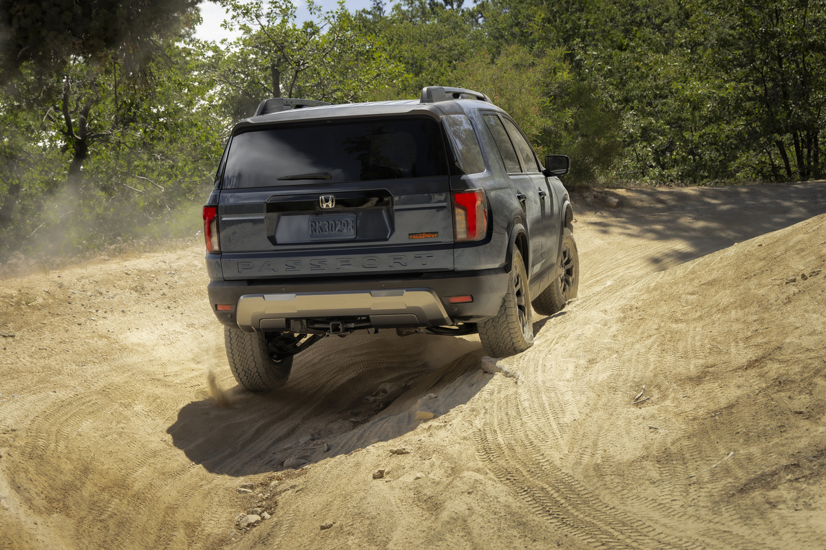 Бічний вигляд Honda Passport TrailSport 2027