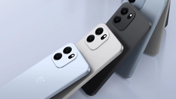 Le smartphone est proposé en trois coloris : Fresh Blue, Lunar Pearl et Pitch Black.