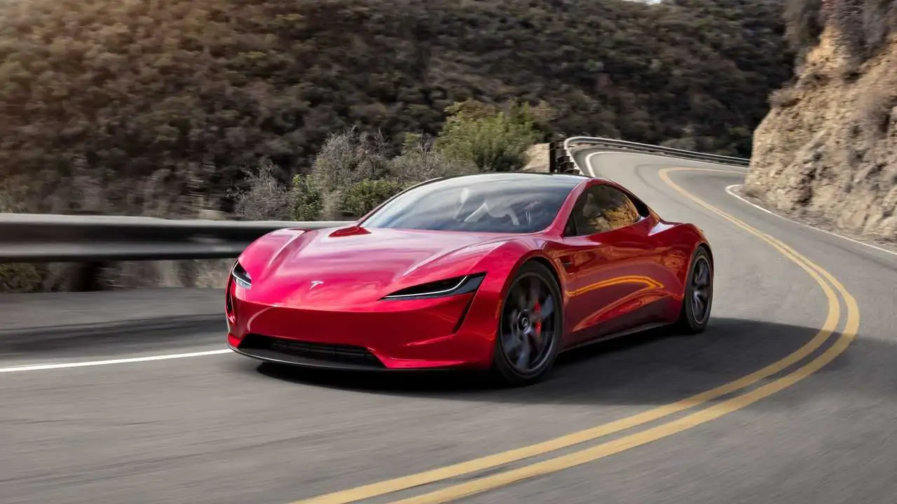 Зображення Tesla Roadster на дорозі