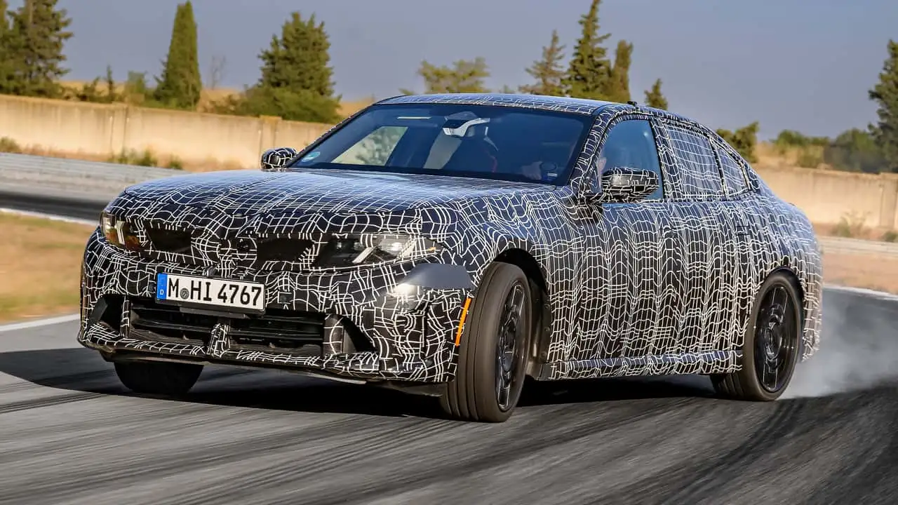 Камуфльований седан BMW M350 xDrive під час динамічних випробувань 2