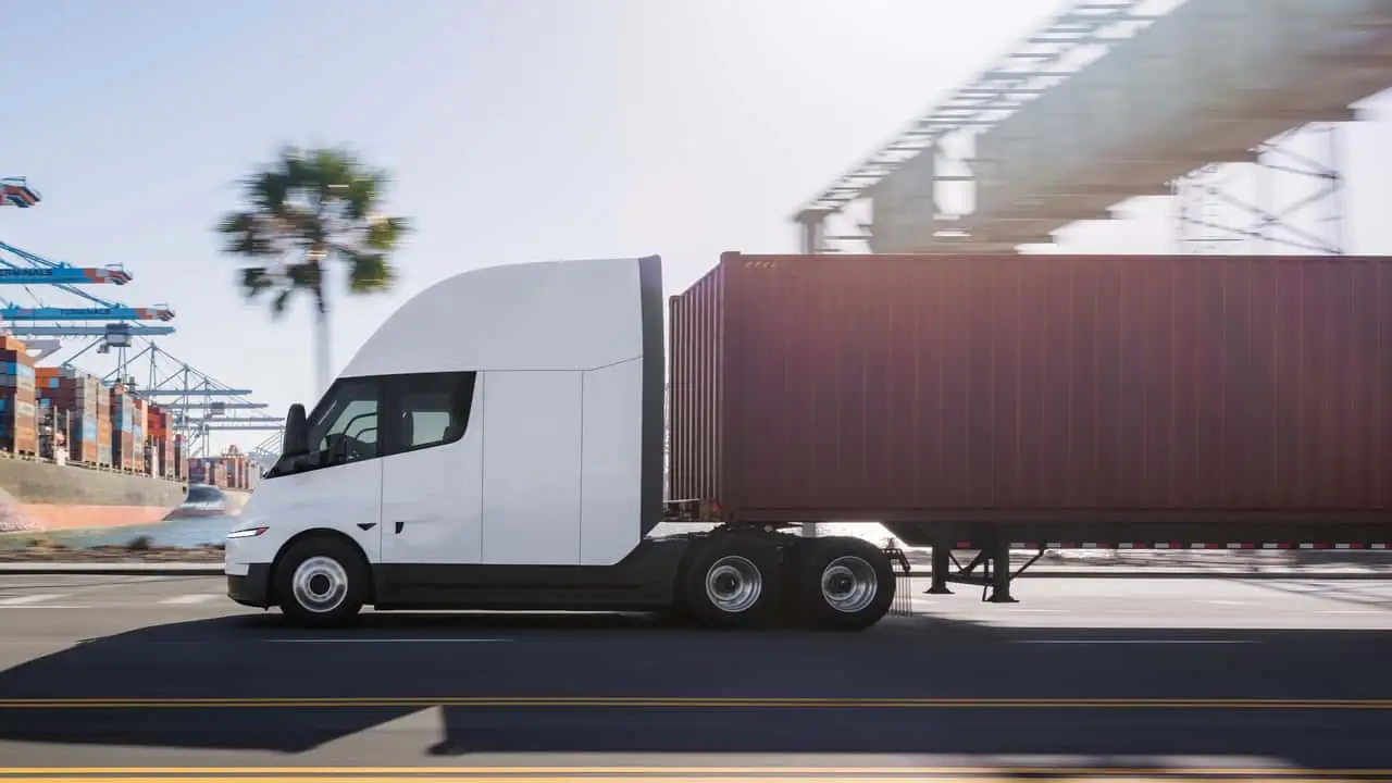 Tesla Semi на тлі міста