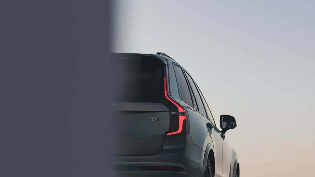 Вигляд задньої частини Volvo XC90