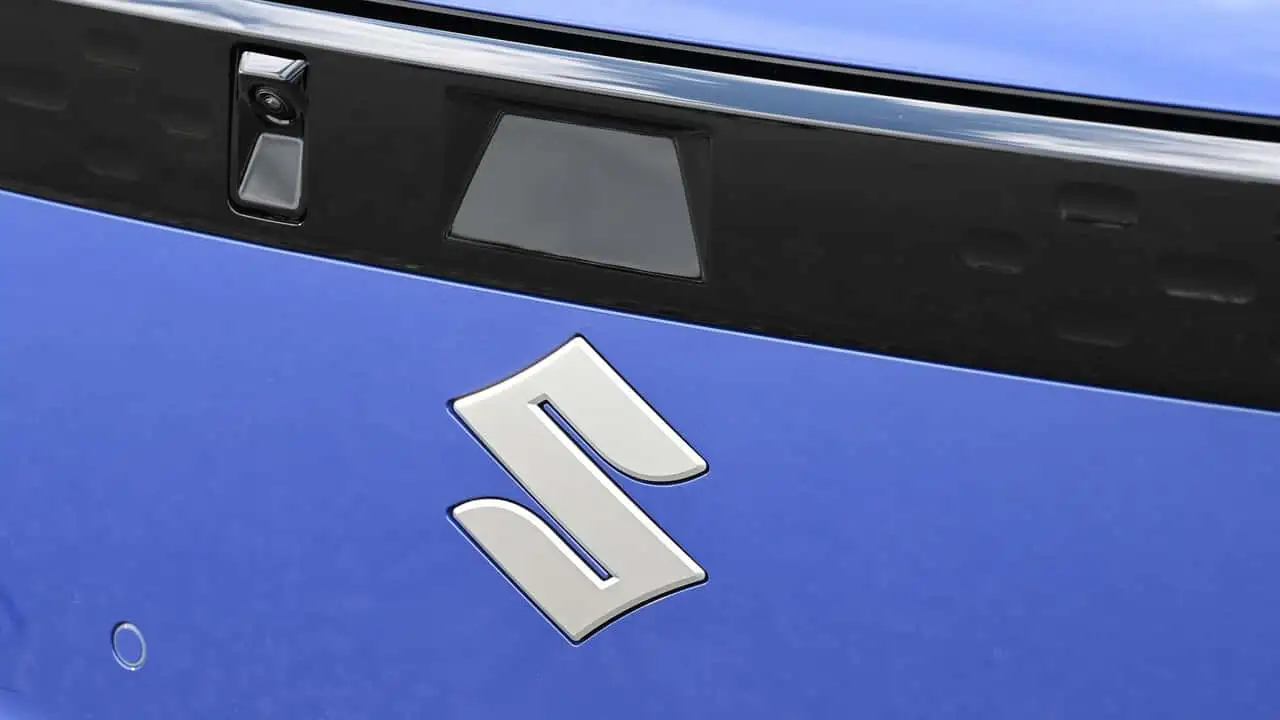 Suzuki e Sky збоку