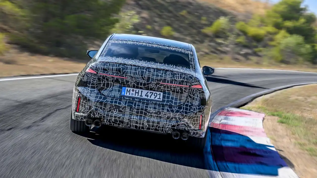Камуфльований седан BMW M350 xDrive під час динамічних випробувань 3