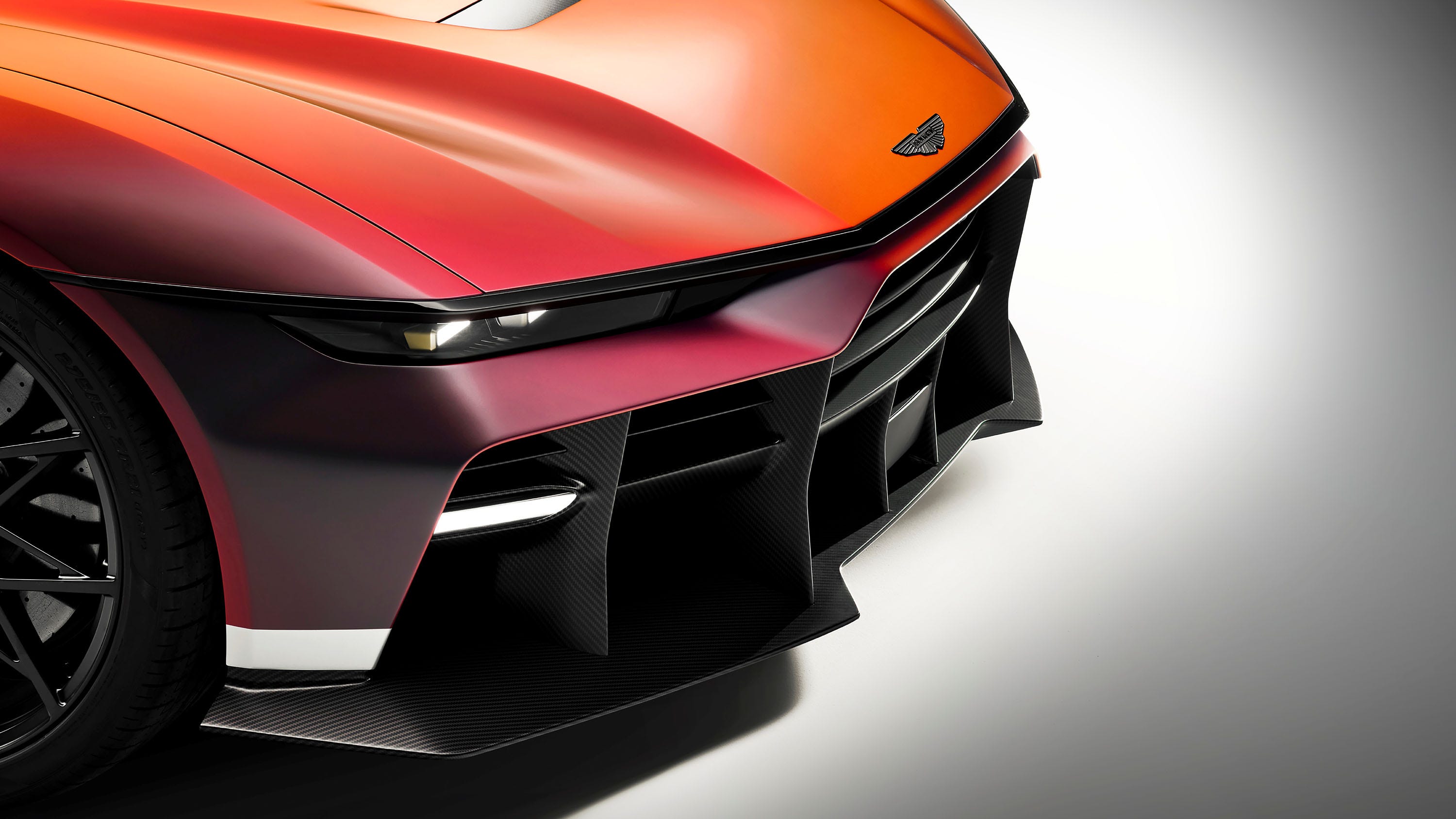 Крупний план Aston Martin Valen