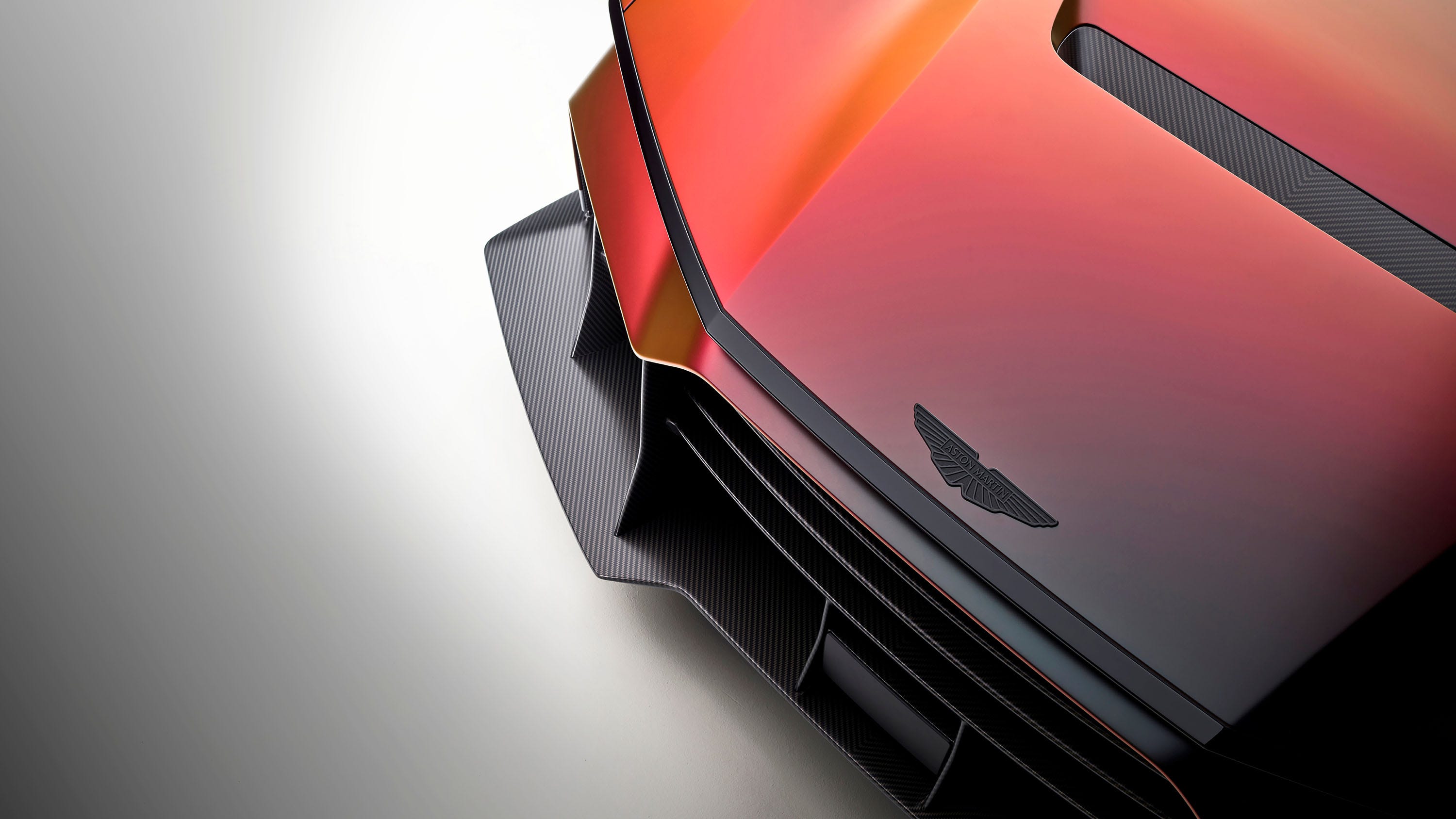 Фронтальний вигляд Aston Martin Valen
