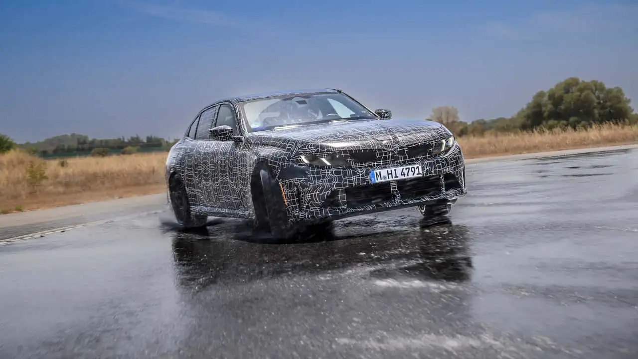 Камуфльований седан BMW M350 xDrive під час динамічних випробувань 6