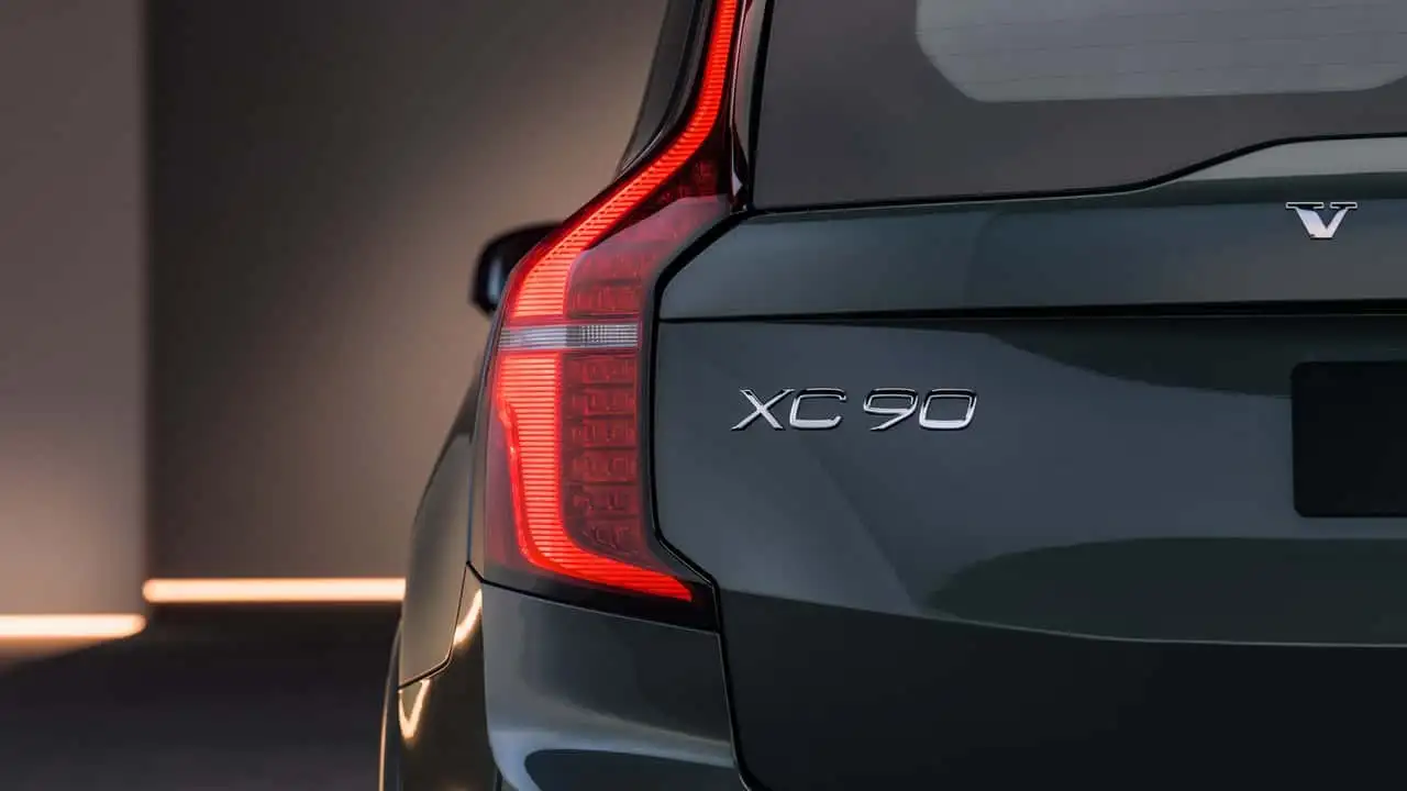 Volvo XC90 на дорозі ввечері