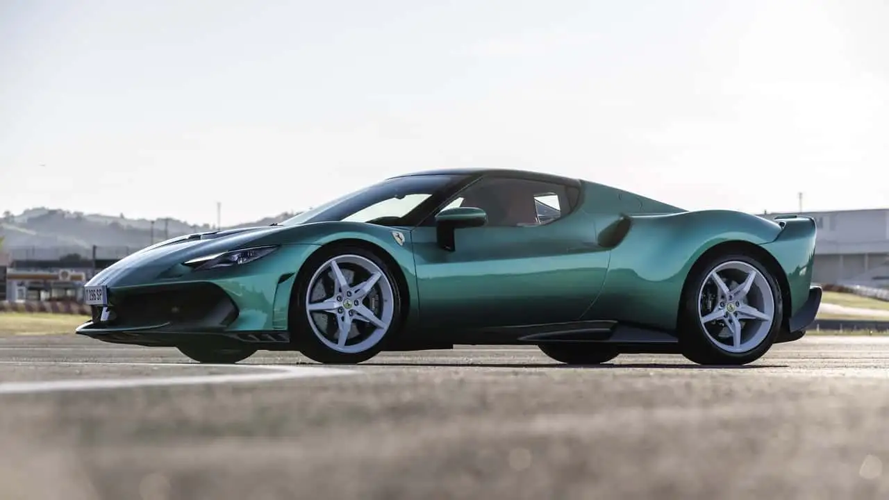 Вид збоку на Ferrari 296 Challenge Stradale