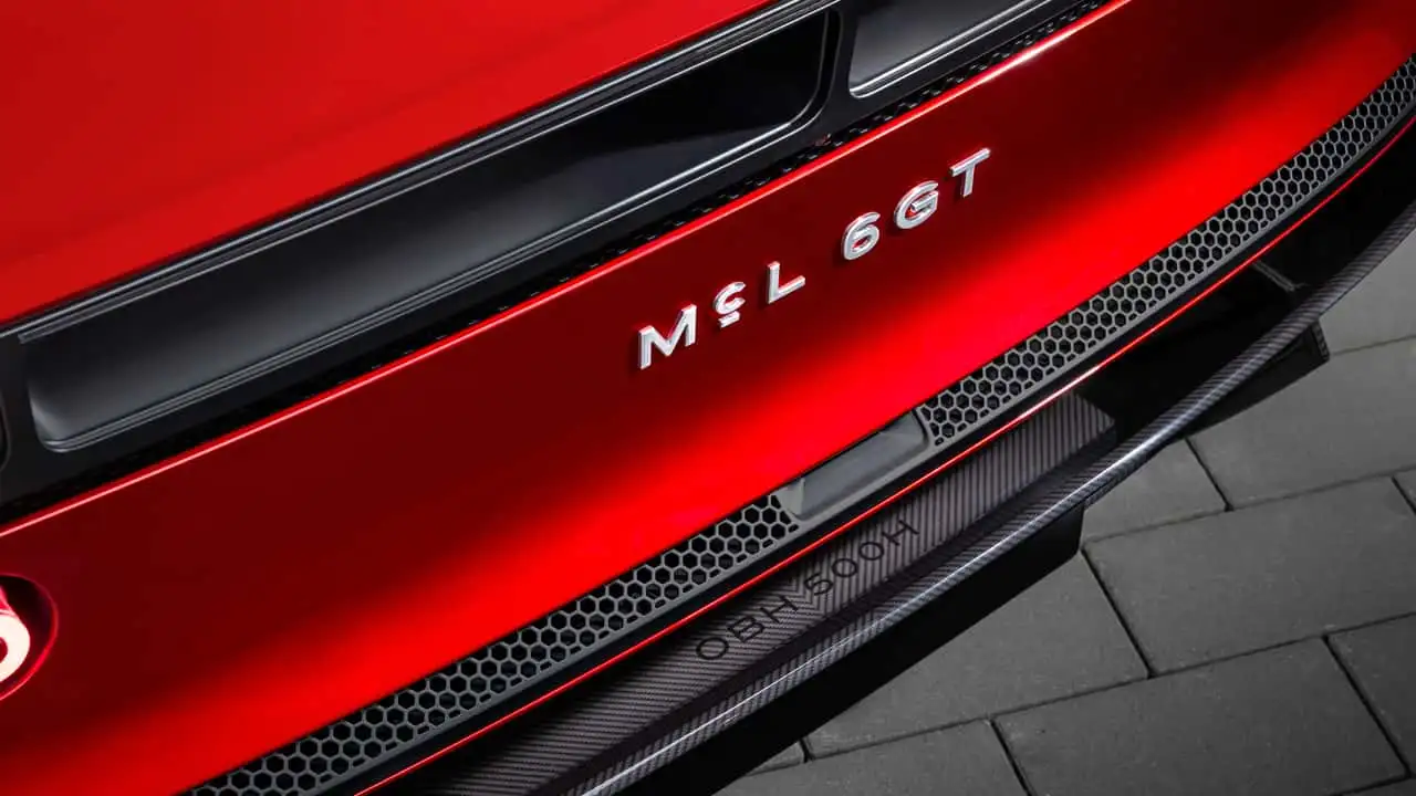 гиперкар McLaren на треке