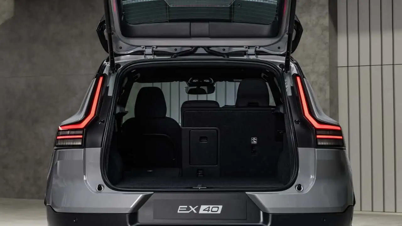 Volvo EX40 з новим сенсорним екраном