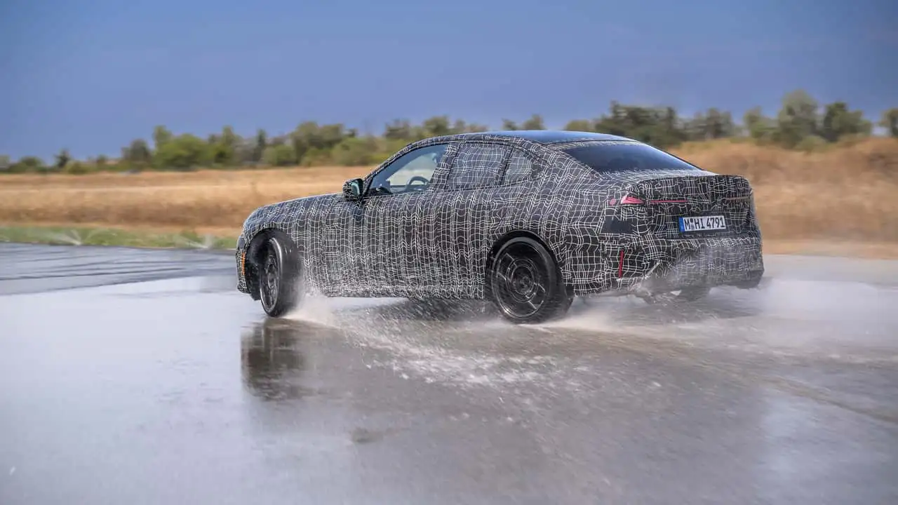 Камуфльований седан BMW M350 xDrive під час динамічних випробувань 11
