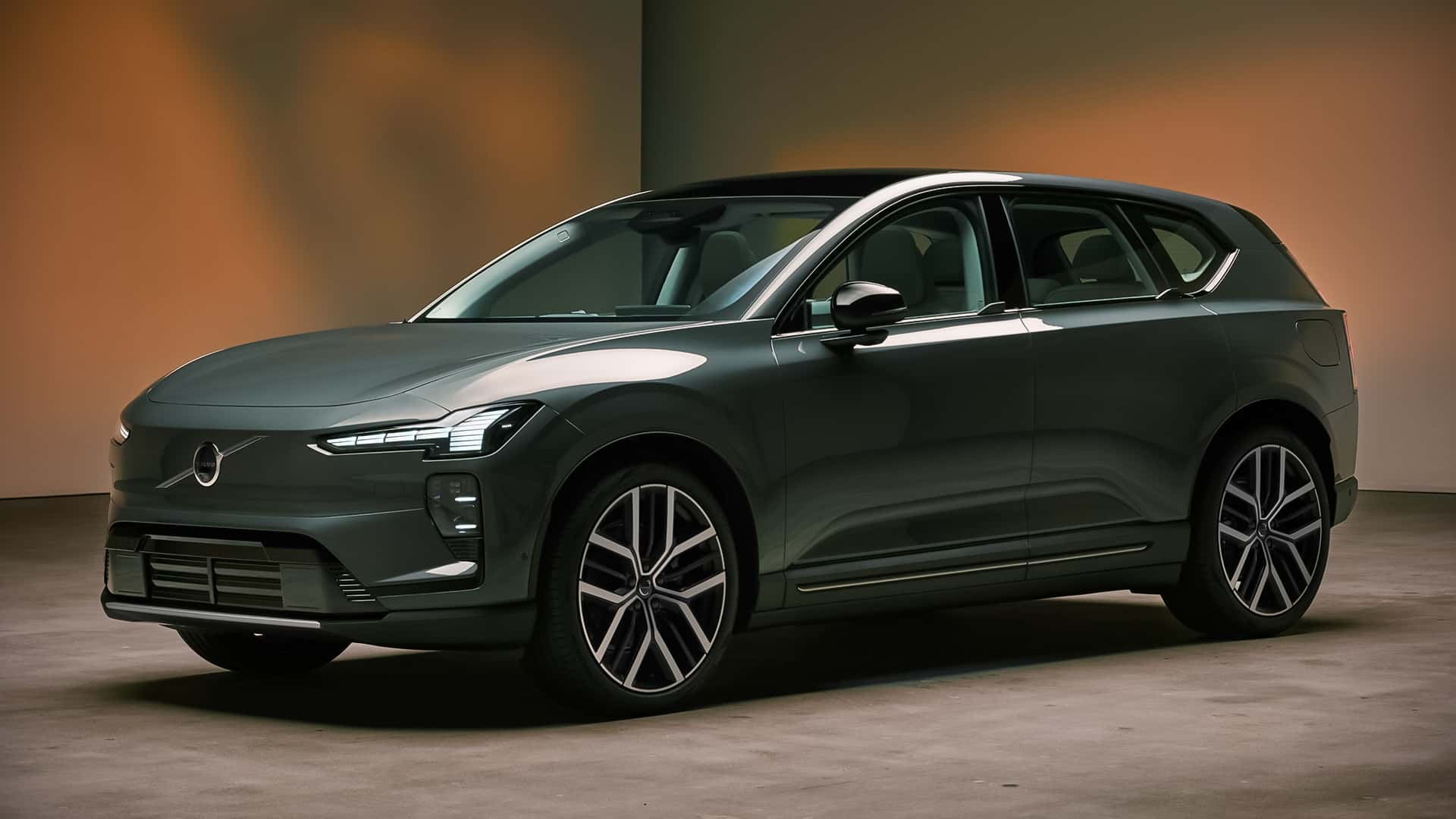 Кроссовер Volvo EX60 вид сбоку
