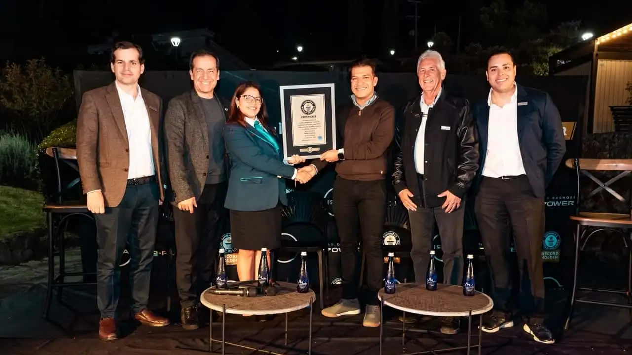 Представники Guinness World Records фіксують результат
