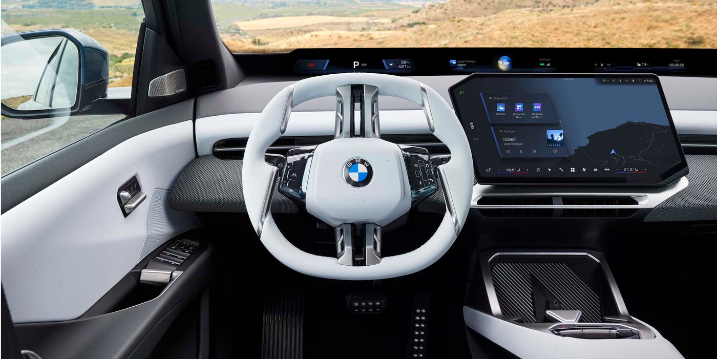Салон BMW iX3 з панорамним дисплеєм