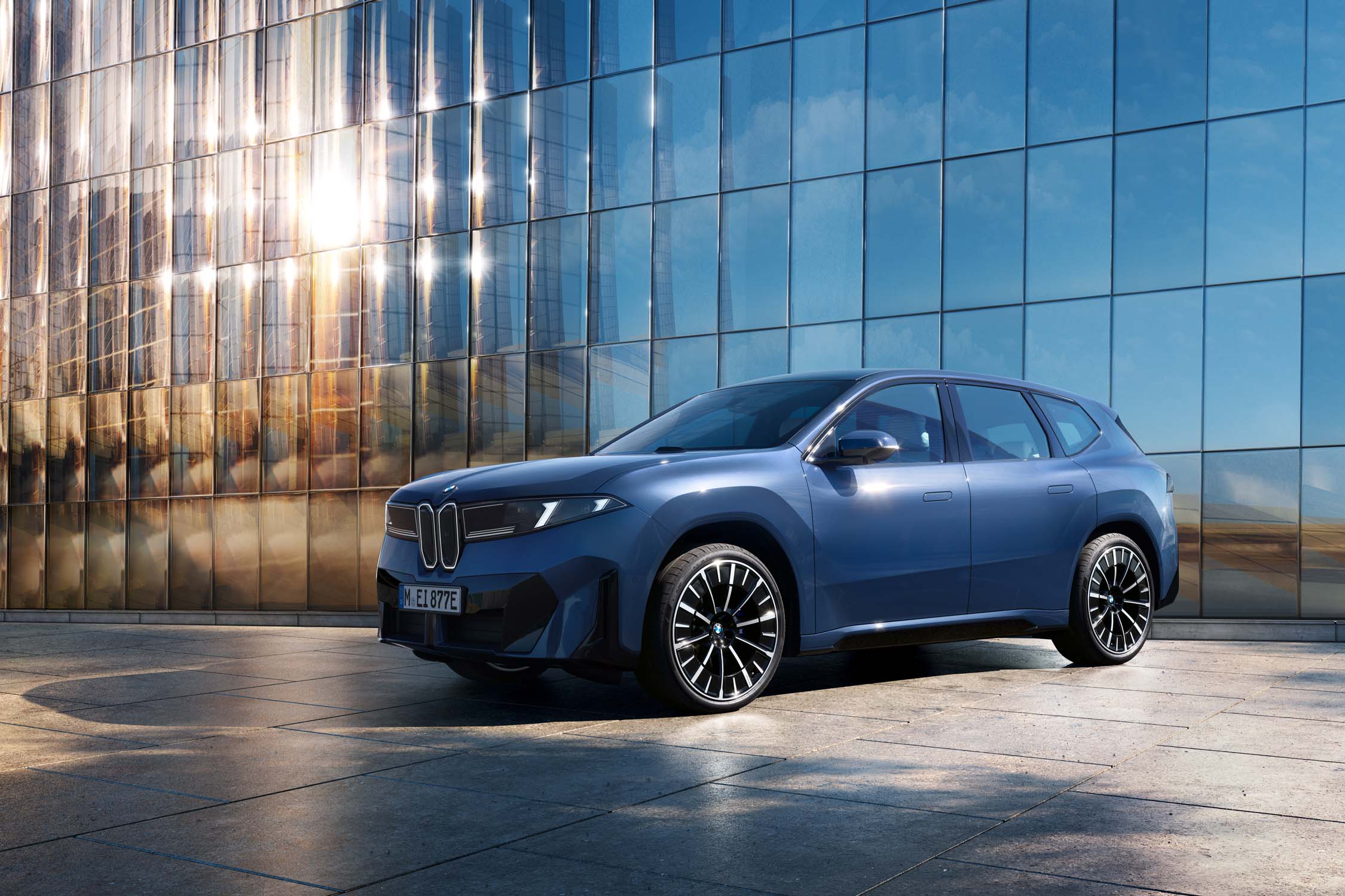 Задній вигляд BMW iX3 Long-Wheelbase