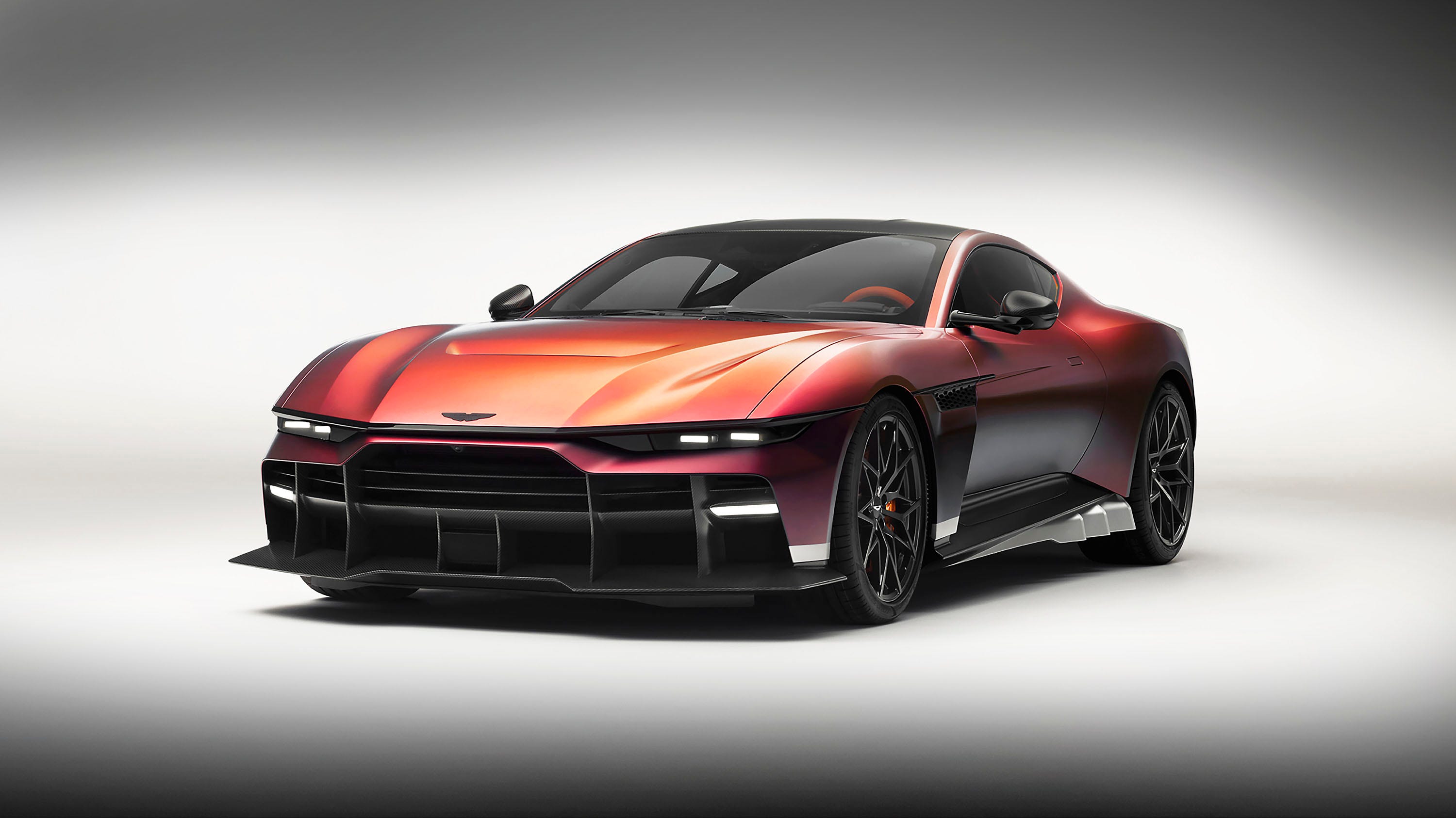 Емблема Aston Martin на кермі