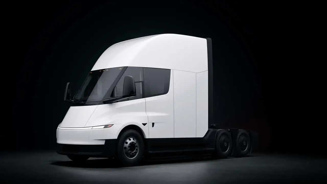 Tesla Semi в темряві