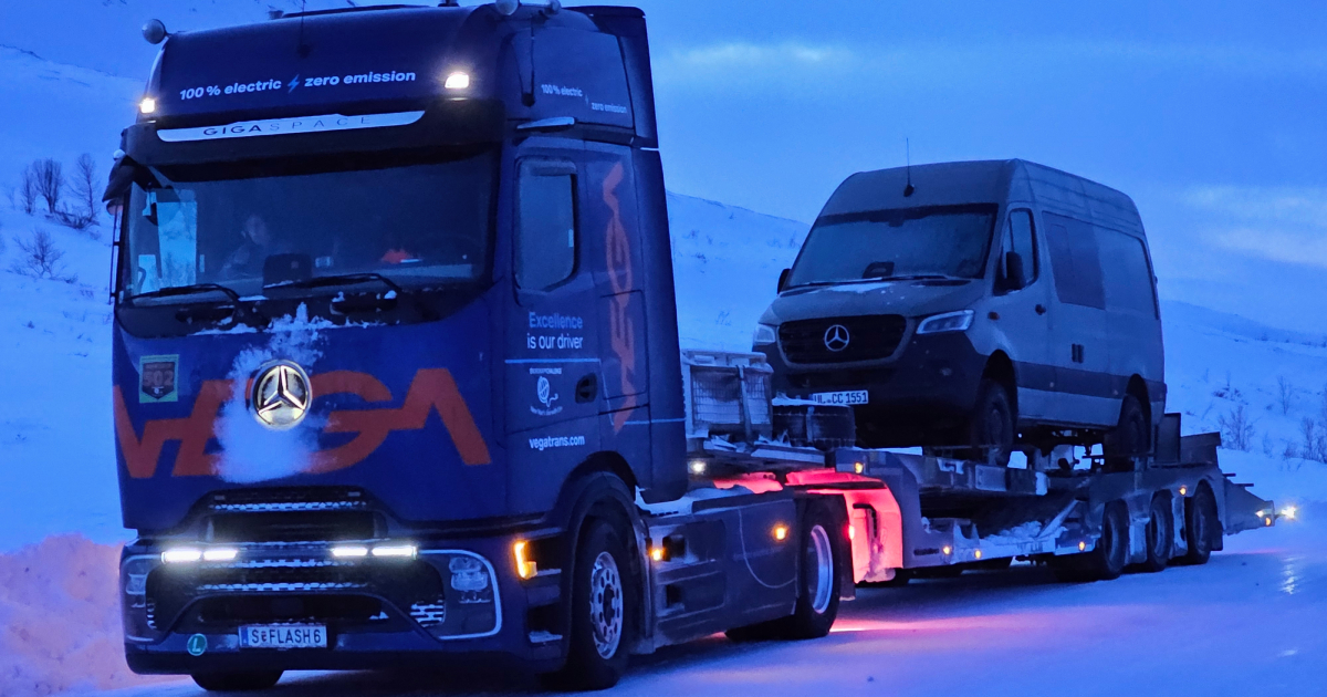 Mercedes-Benz eActros 600 з напівпричепом на дорозі