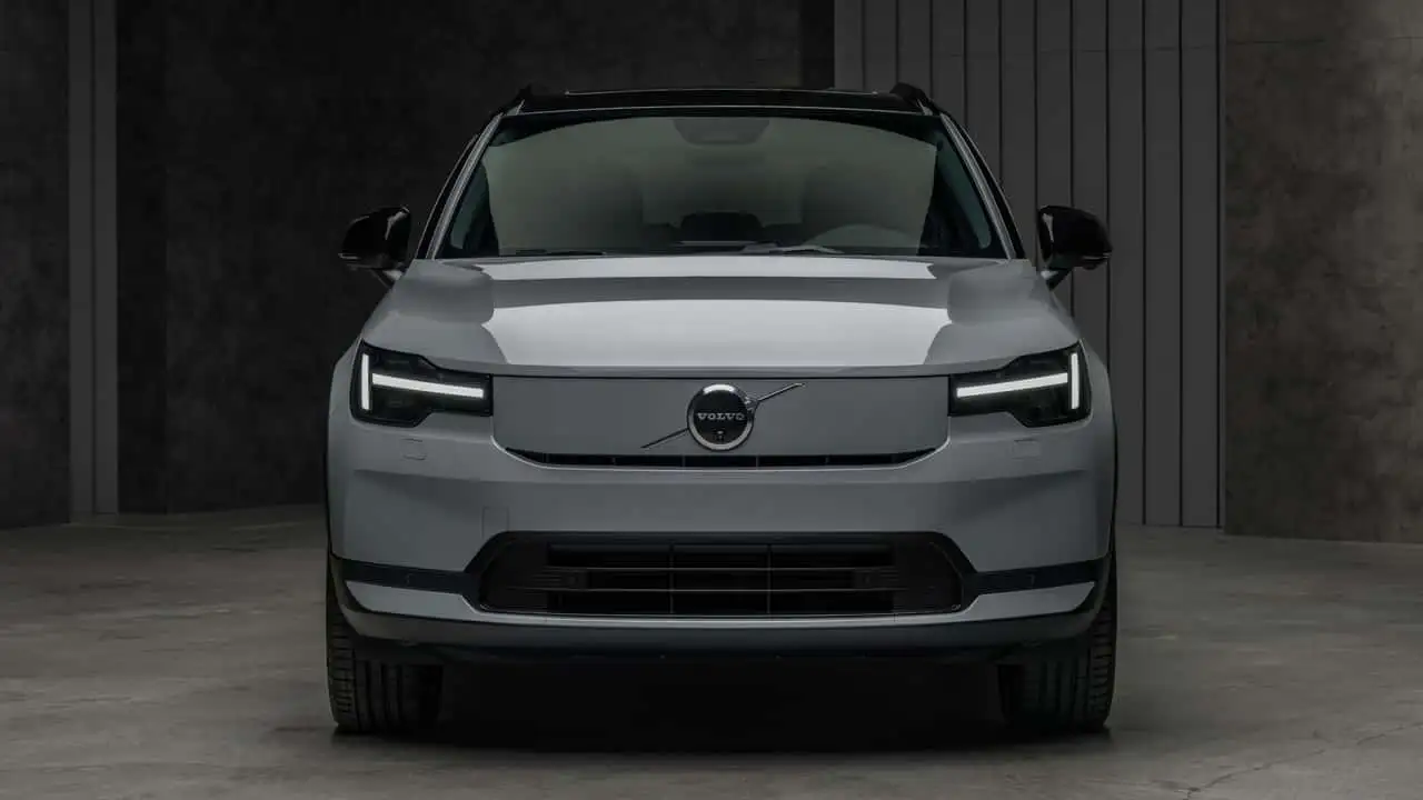 Новий дизайн передньої частини Volvo EX40