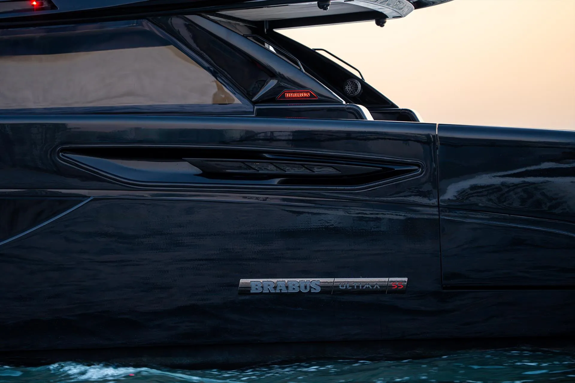 Катамаран Brabus Ultima 55 на швидкості