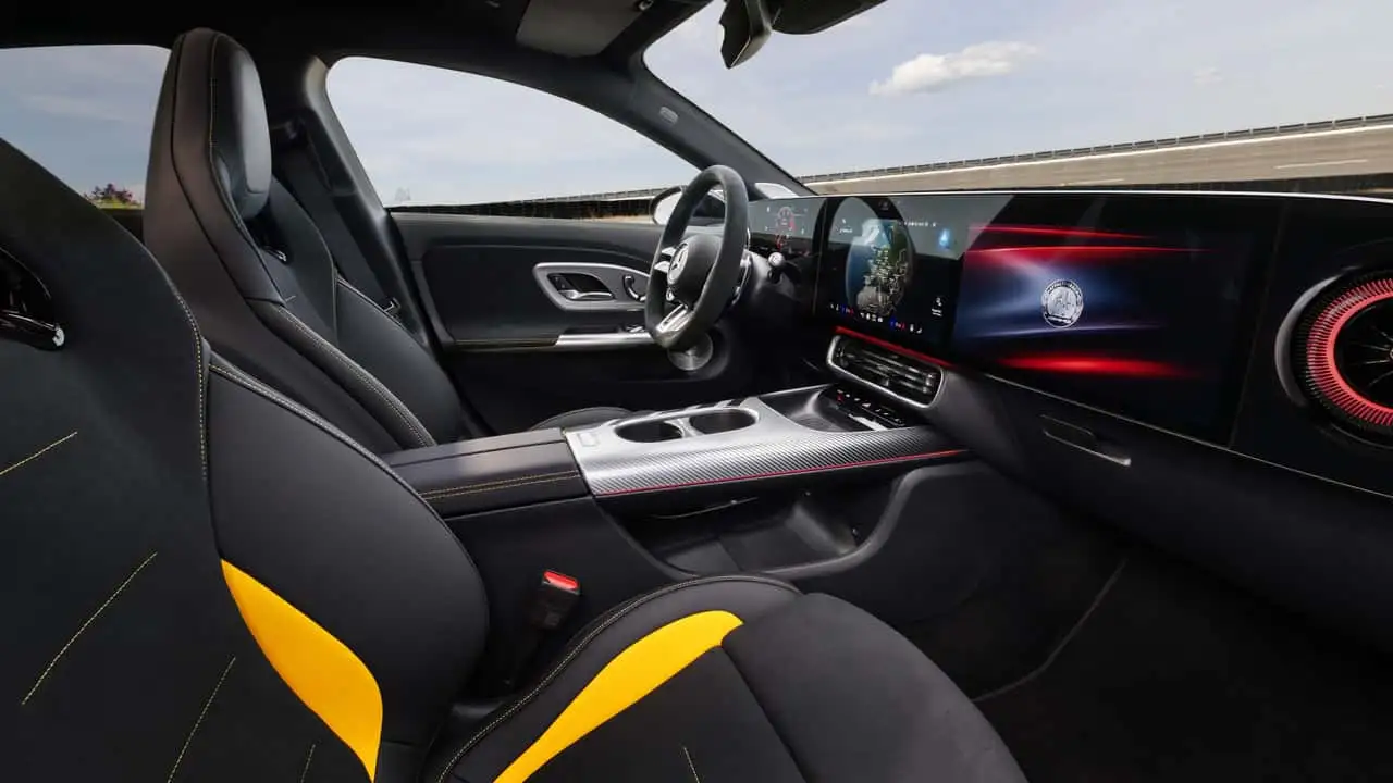 Салон Mercedes-AMG CLA 45 - вигляд з панорамою даху
