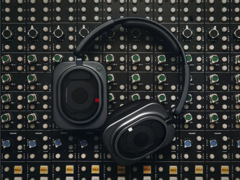 The headphones use aluminum and scratch-resistant glass