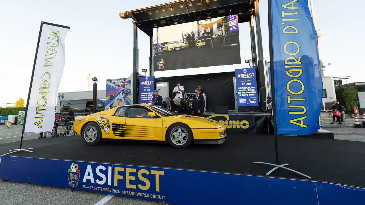 Виставка старовинних автомобілів на асфальті