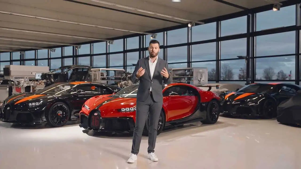 Мате Рімац перед автомобілем Bugatti