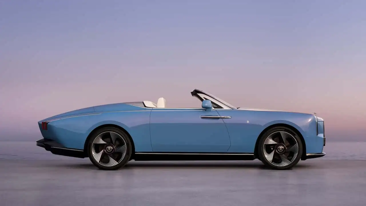 Роскошный автомобиль на фоне пустыни