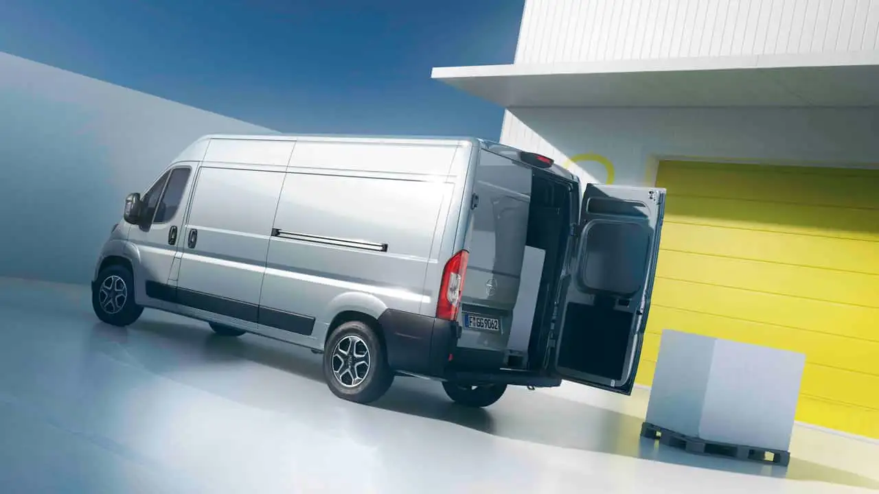 Opel Movano з вантажним відсіком