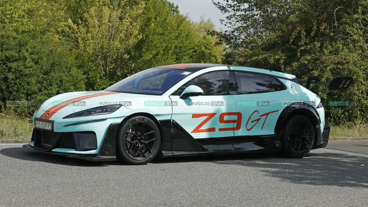 Прототип Denza Z9 GT Xtreme на дорозі