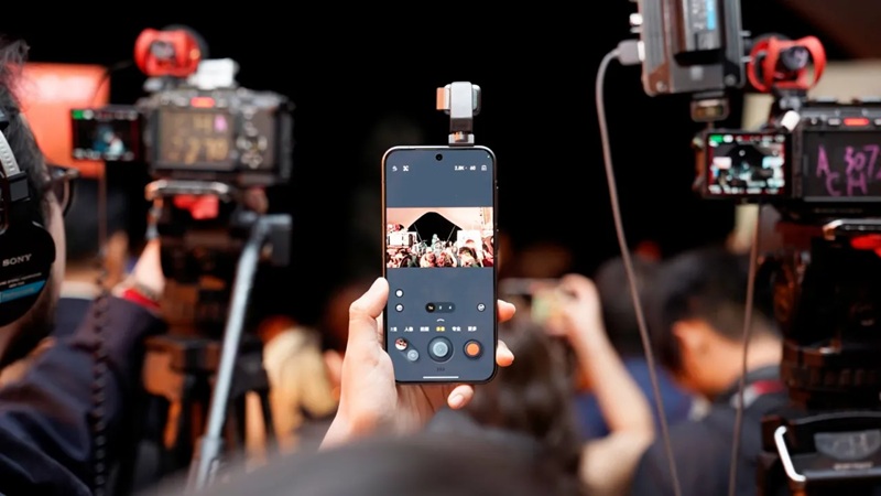 HONOR Robot Phone's motorized camera arm extends to track subjects autonomously.