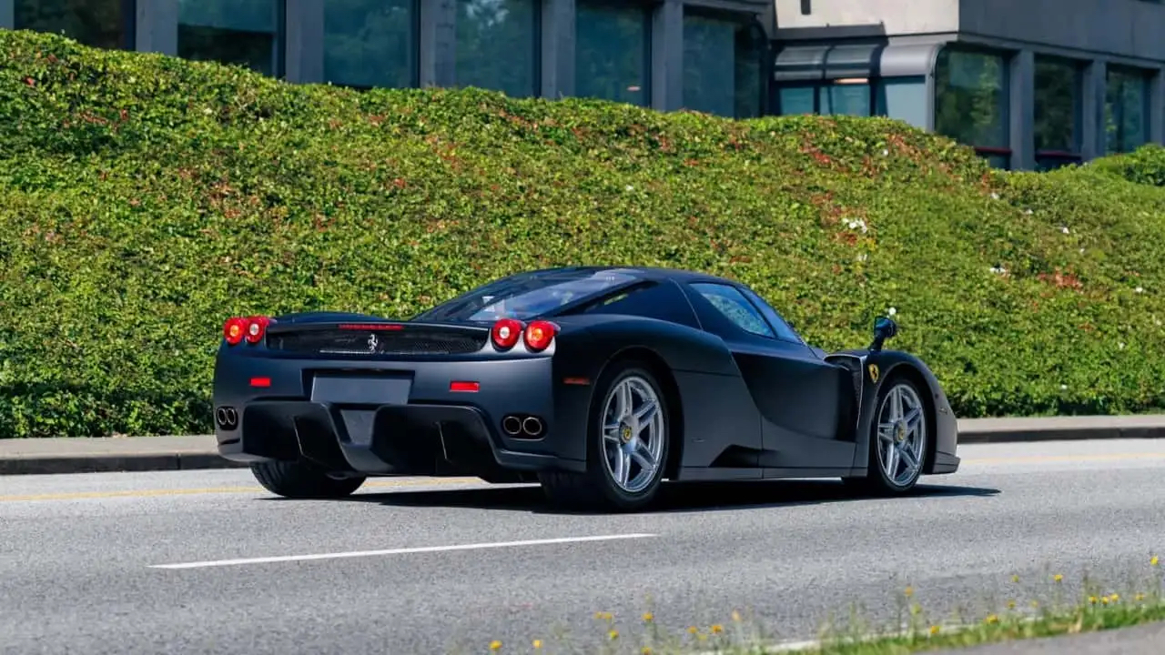 Ferrari Enzo матовий у русі