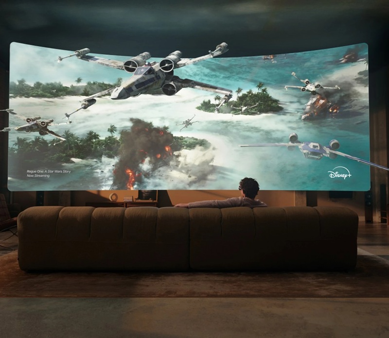 Le format VR Enhanced Cinema fait déborder les effets visuels au-delà de l'écran virtuel.