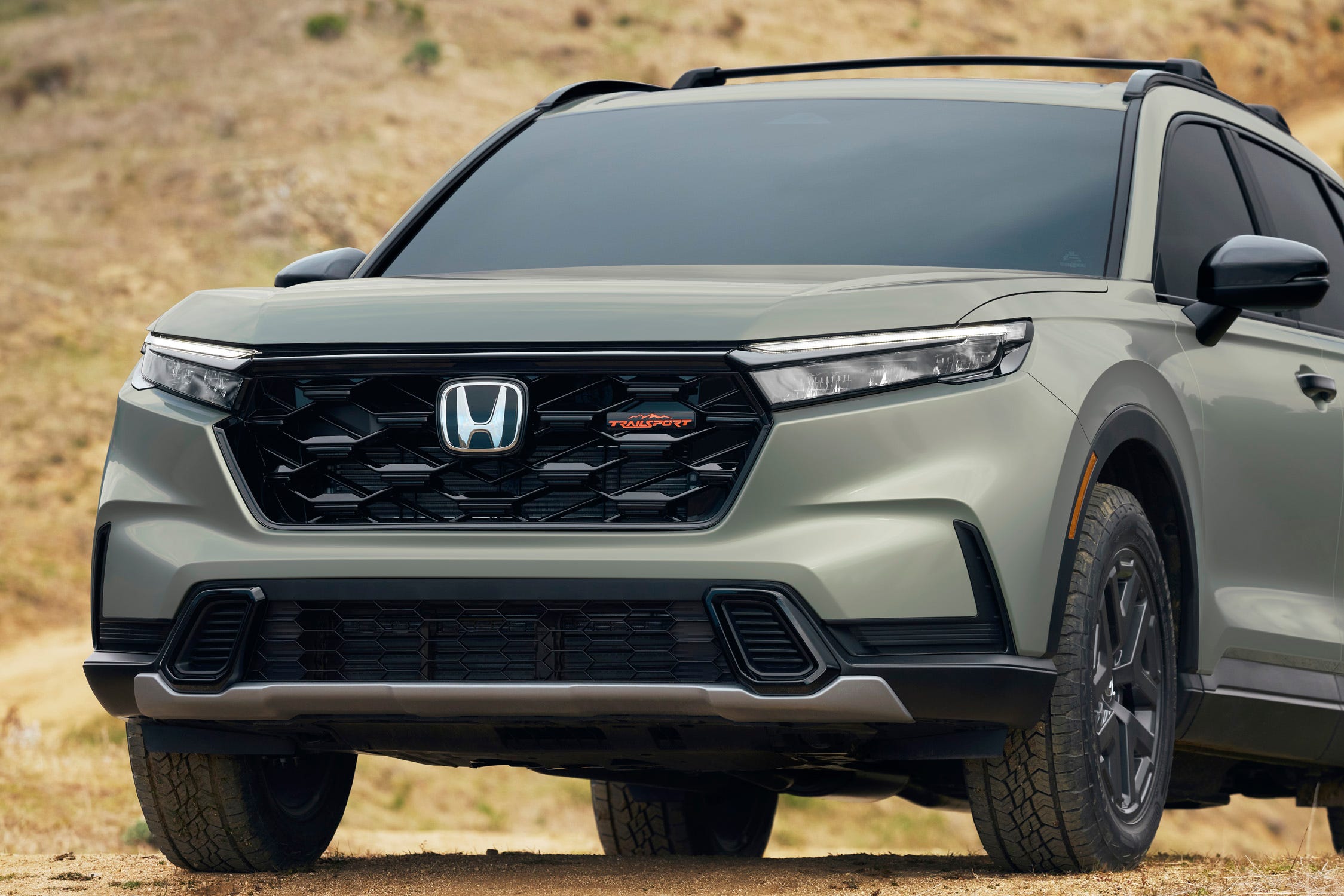 Передній вигляд CR-V на дорозі