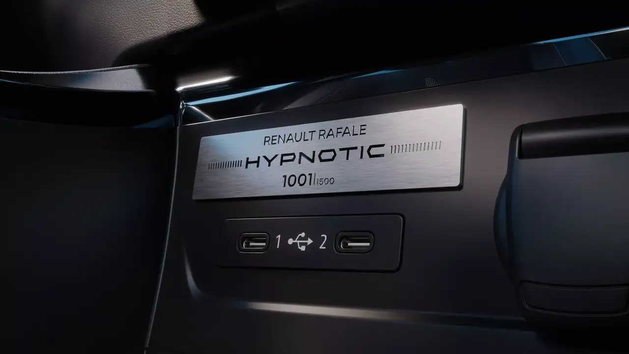 Логотипы Alpine с подсветкой на сиденьях Renault Rafale Hypnotic