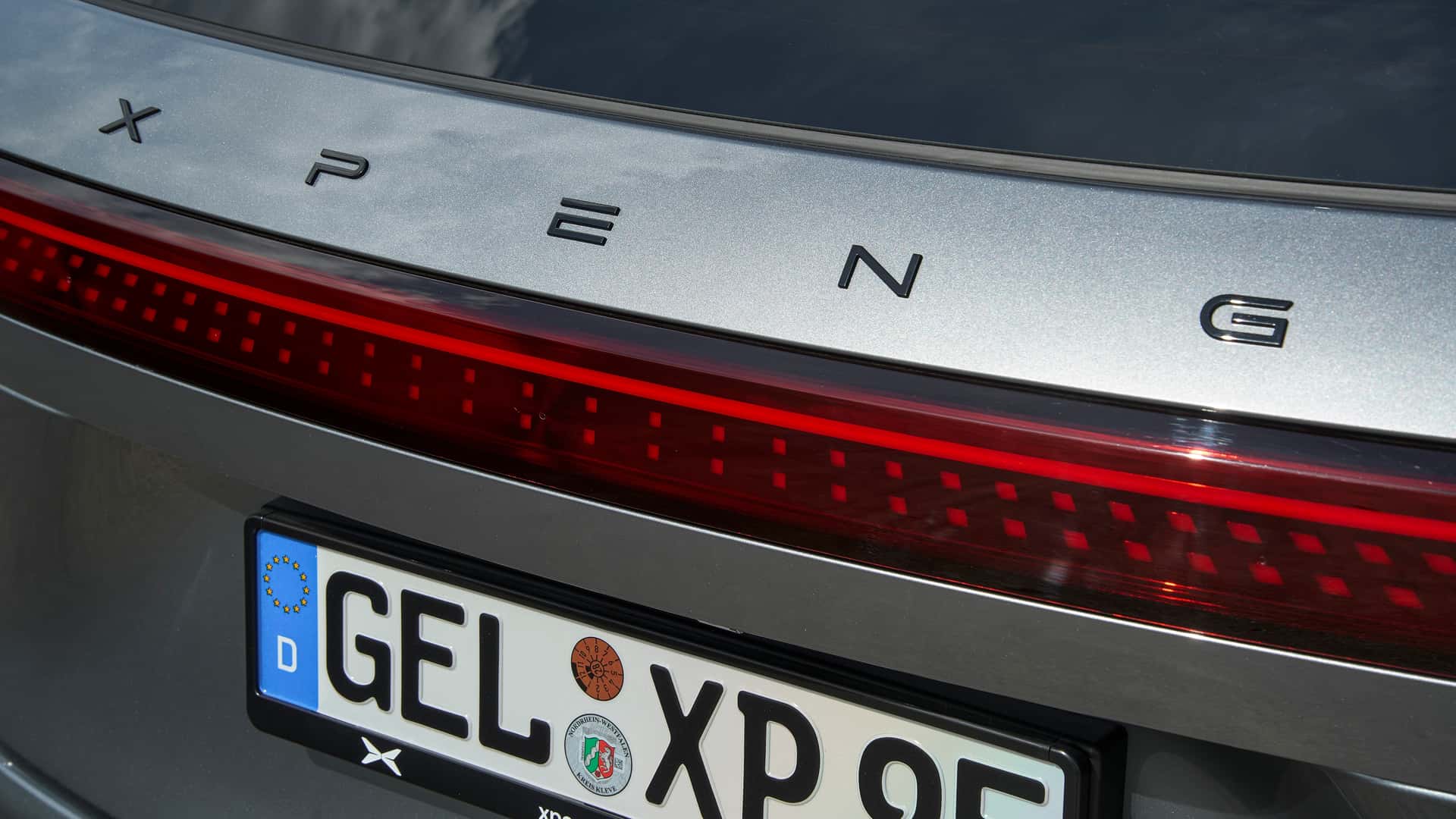 Передня частина Xpeng G9.