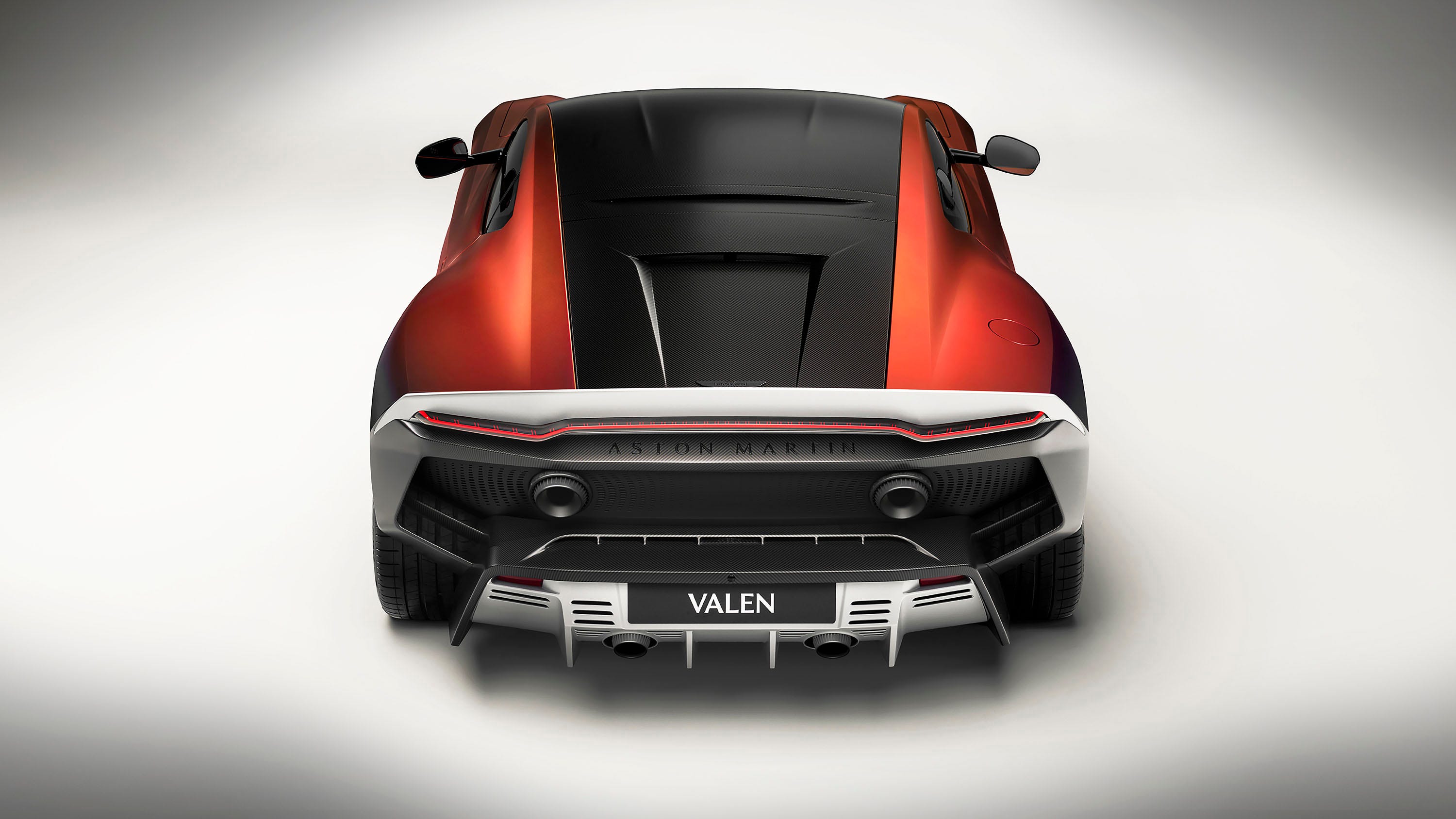 Профіль чорного Aston Martin Valen