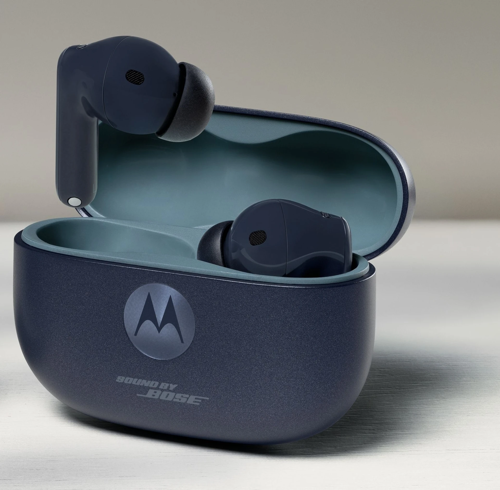 Moto Buds 2 Plus in black