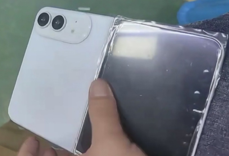 Фото складного iPhone Ultra в раскрытом виде